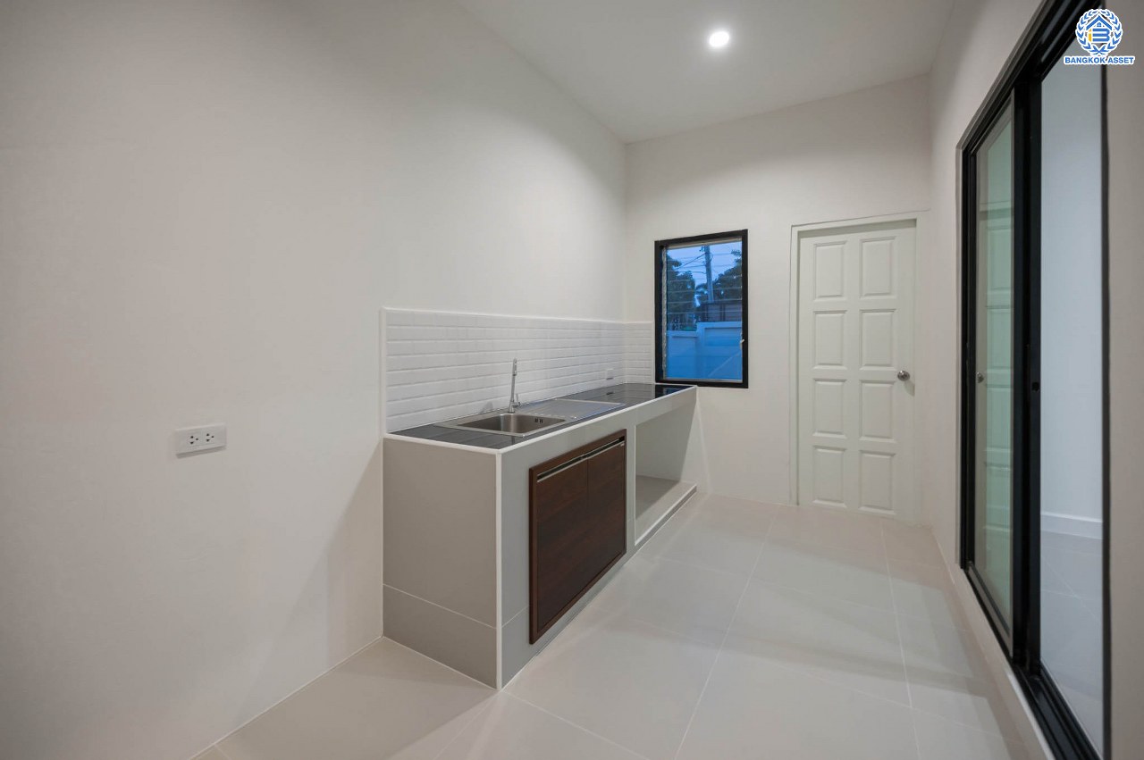 บ้านมือสองตกแต่งใหม่ โครงการ บ้านสาวิตรี พุทธมณฑลสาย3 เนื้อที่ 57.3 ตร.ว. ฟังก์ชัน 3 ห้องนอน 2 ห้องน้ำ จอดรถได้ 1 คัน บนทำเลใกล้ทางคู่ขนานลอยฟ้าบรมราชชนนี ม.มหิดล เซ็นทรัลศาลายา และรายล้อมด้วยสิ่งอำนวยความสะดวกครบ